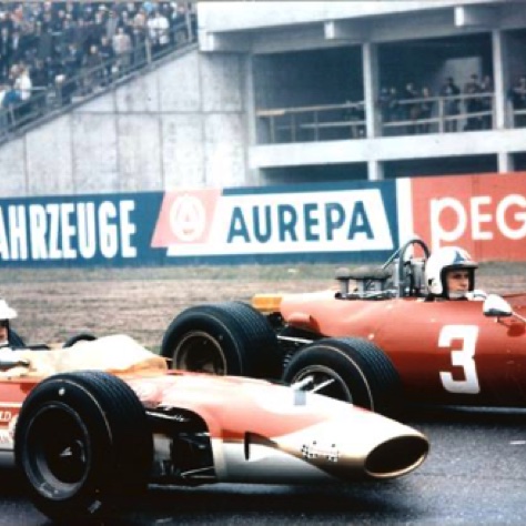 JIm est situé, sur la grille à côté de la Ferrari de Chris Amon